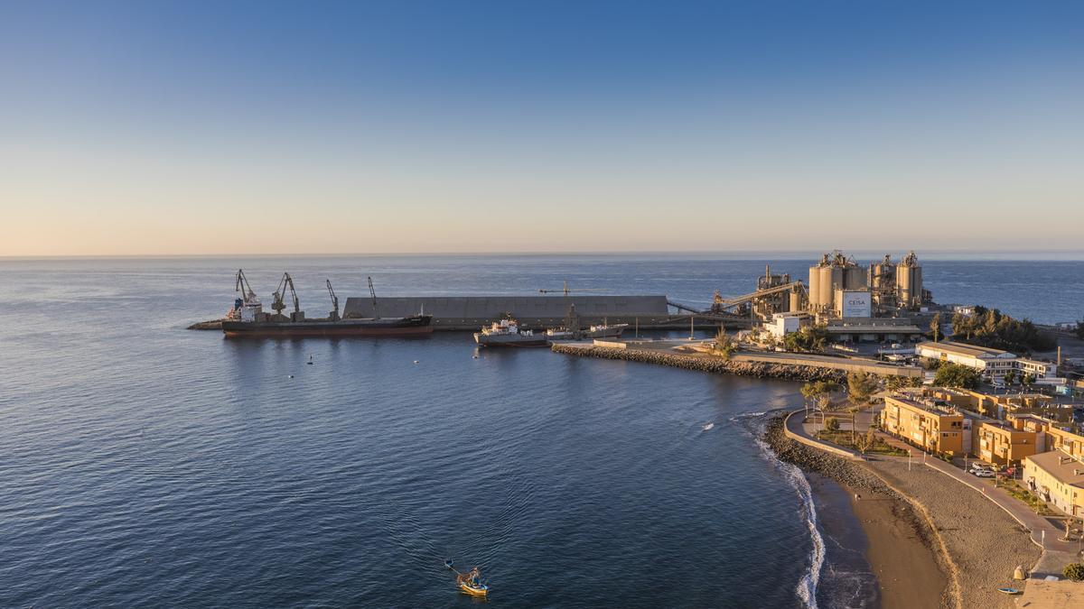 Panorámica de la cementera y el muelle de Santa Águeda.
