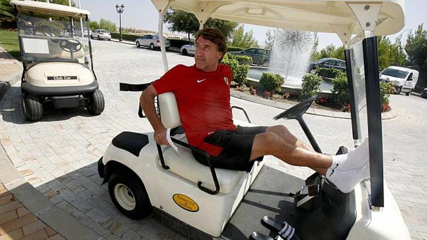 El entrenador del Hércules, Esteban Vigo, ayer, en el penúltimo día de la expedición blanquiazul en Campoamor.