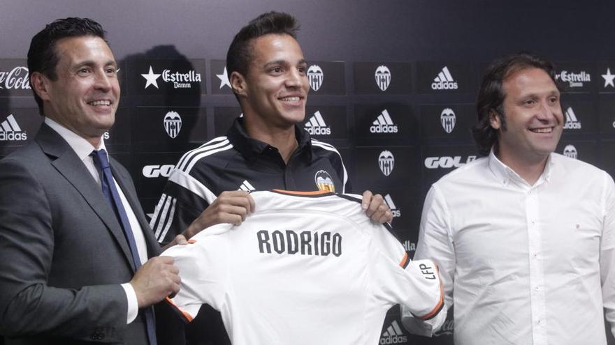 Rodrigo junto a Salvo y Rufete en su presentación como nuevo jugador del Valencia CF.