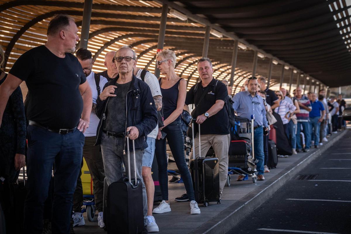 Colas para coger un taxi en el aeropuerto Tenerife Sur.