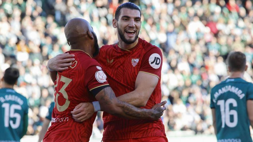 Rafa Mir celebra un gol 
con el Sevilla. |   EFE