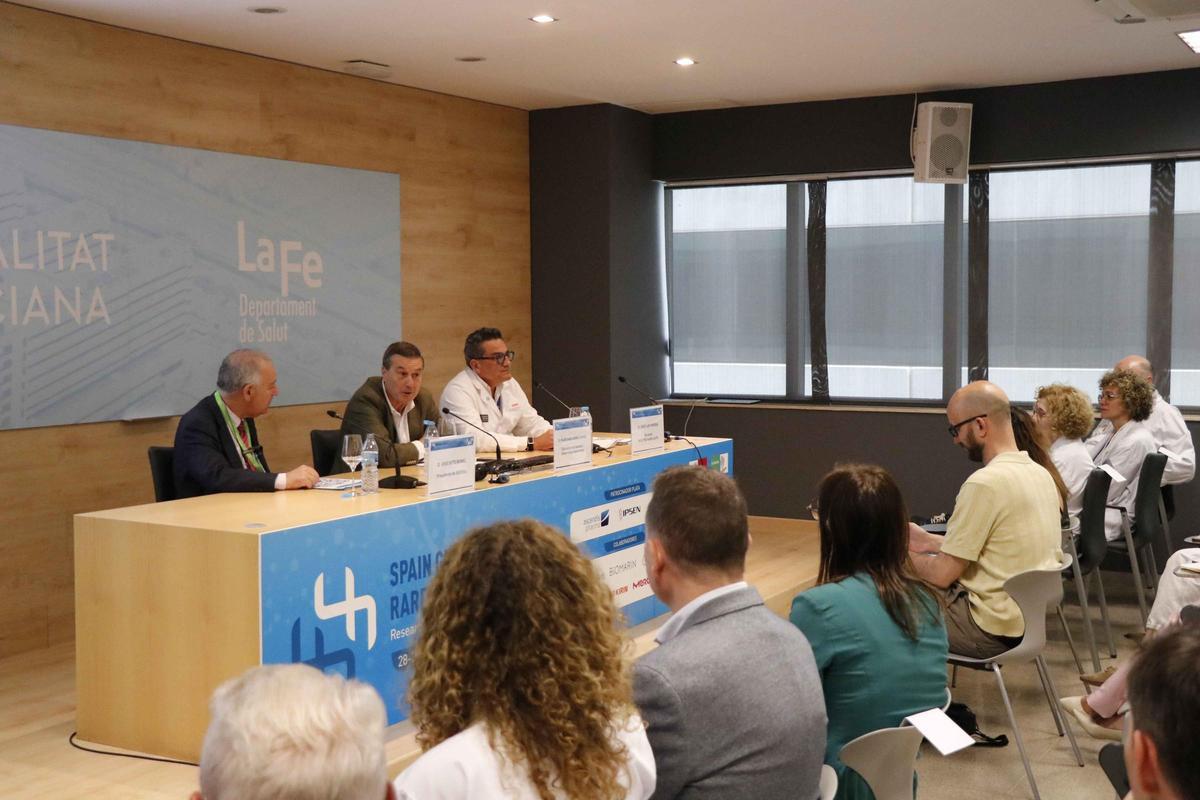 El conseller Marciano Gómez inaugurando el congreso ‘Spain Global Rare Diseases Summit 2026’ el viernes en La Fe de València.