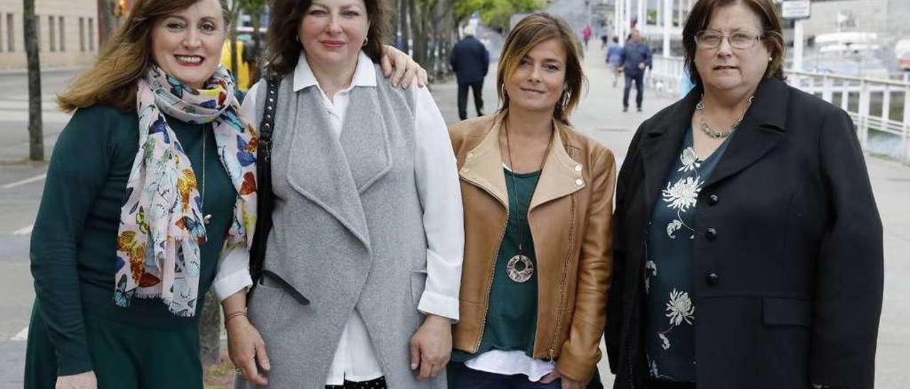 Por la izquierda, Ana Lázaro, Marta Paraja, Begoña Rodríguez y Carmen Navarrete, ayer, en Gijón.