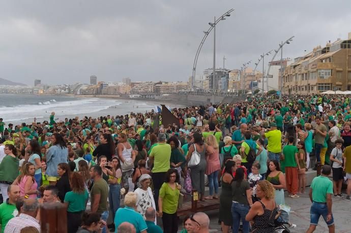 23-08-2019 LAS PALMAS DE GRAN CANARIA. Cadena humana en el paseo de Las Canteras contra el incendio  | 23/08/2019 | Fotógrafo: Andrés Cruz