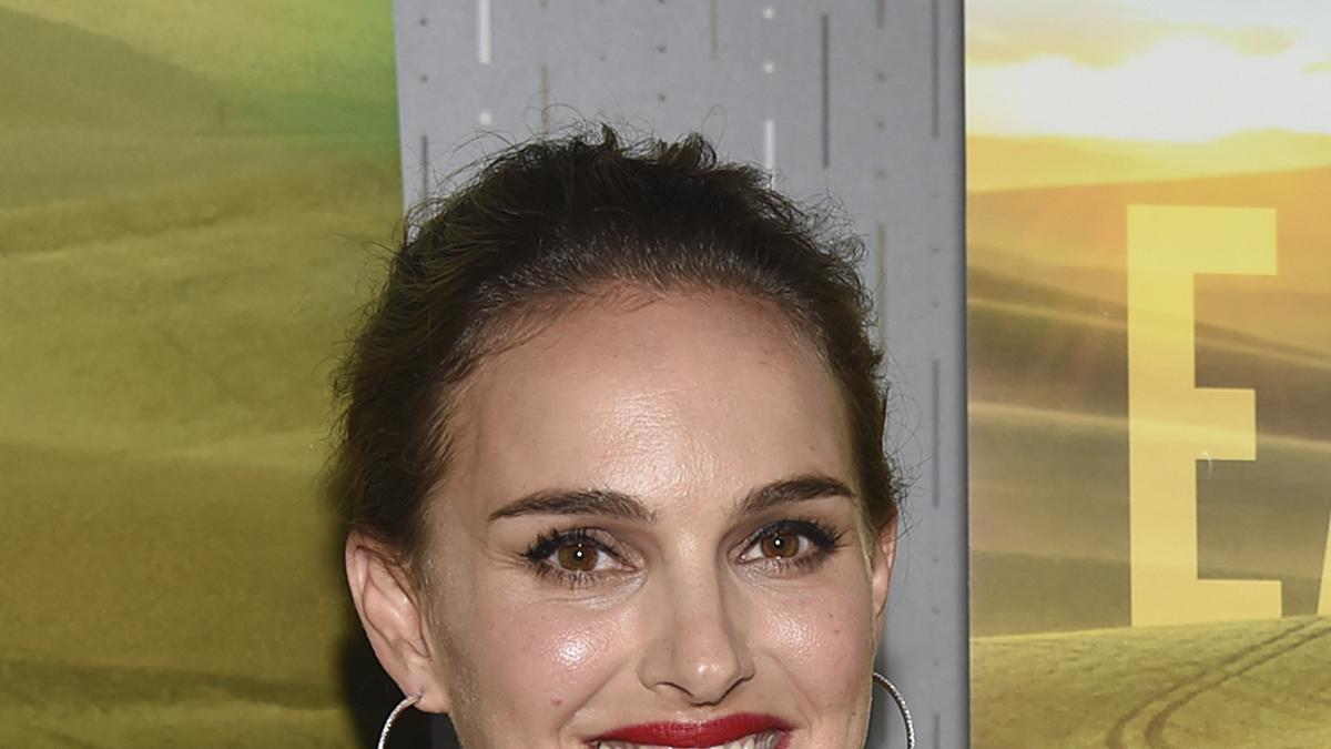 Natalie Portman posa en el photocall con vestido de lunares