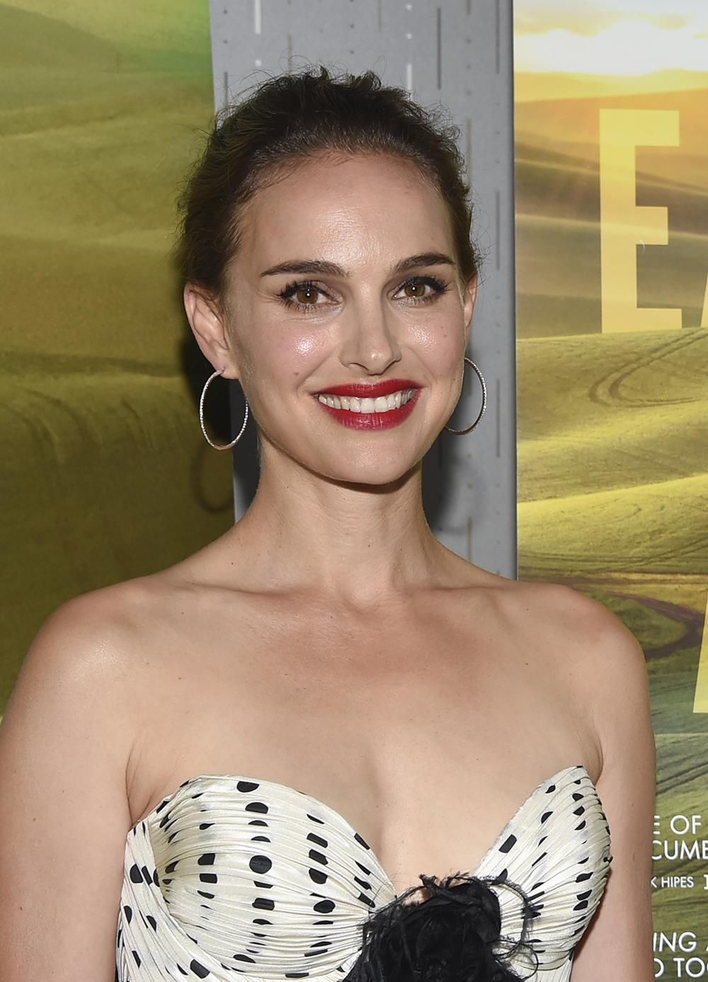 Natalie Portman posa en el photocall con vestido de lunares