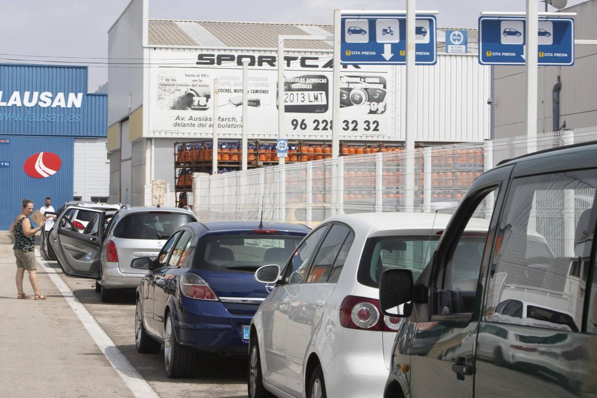 Cola para pasar la ITV, el pasado verano, en la estación de Xàtiva.