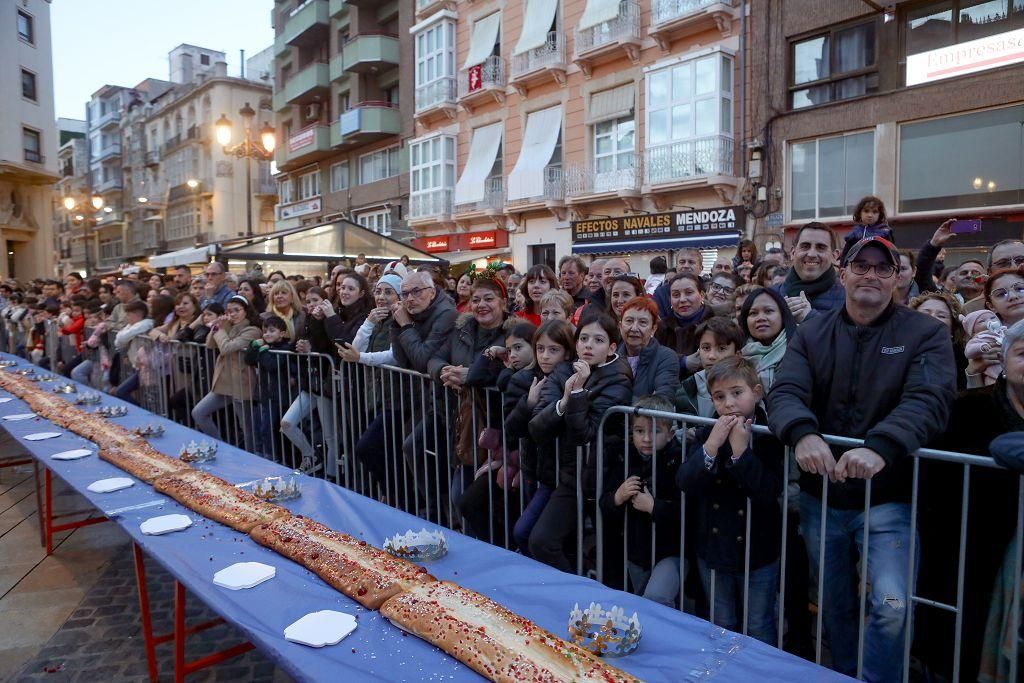 Todas las imágenes del roscón de Reyes gigante de Cartagena 2025