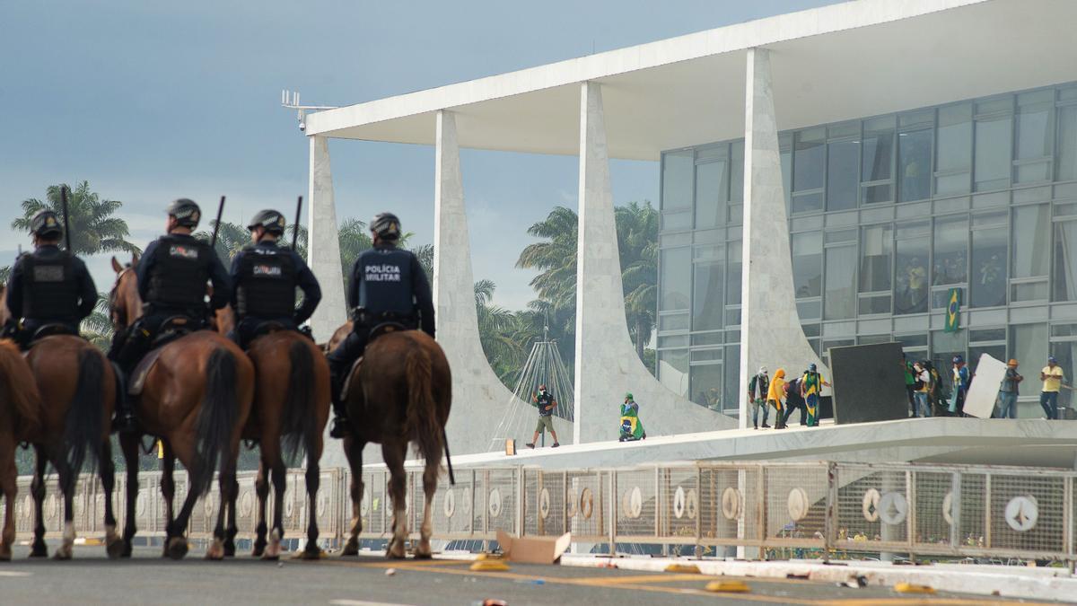 Asalto al Palacio del Planalto en Brasilia por parte de seguidores de Jair Bolsonaro.