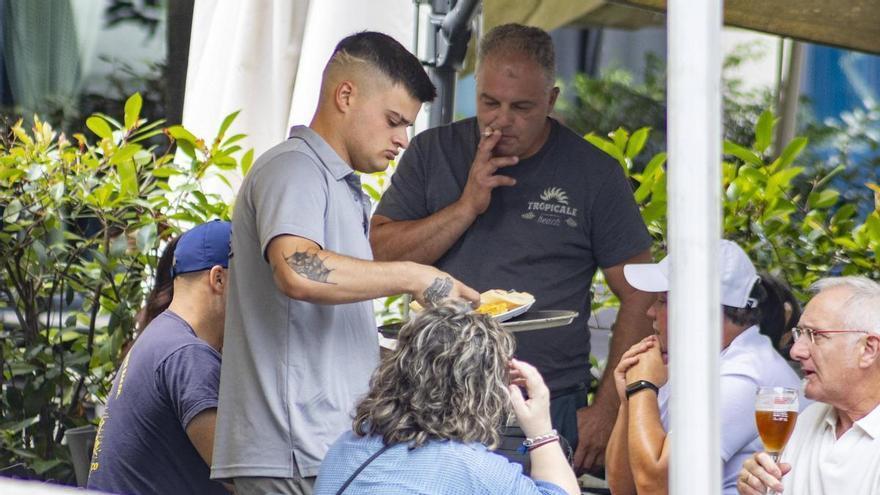 Galicia registra un descenso del paro y un aumento de la contratación impulsados por el tirón de hostelería y comercio por la Semana Santa