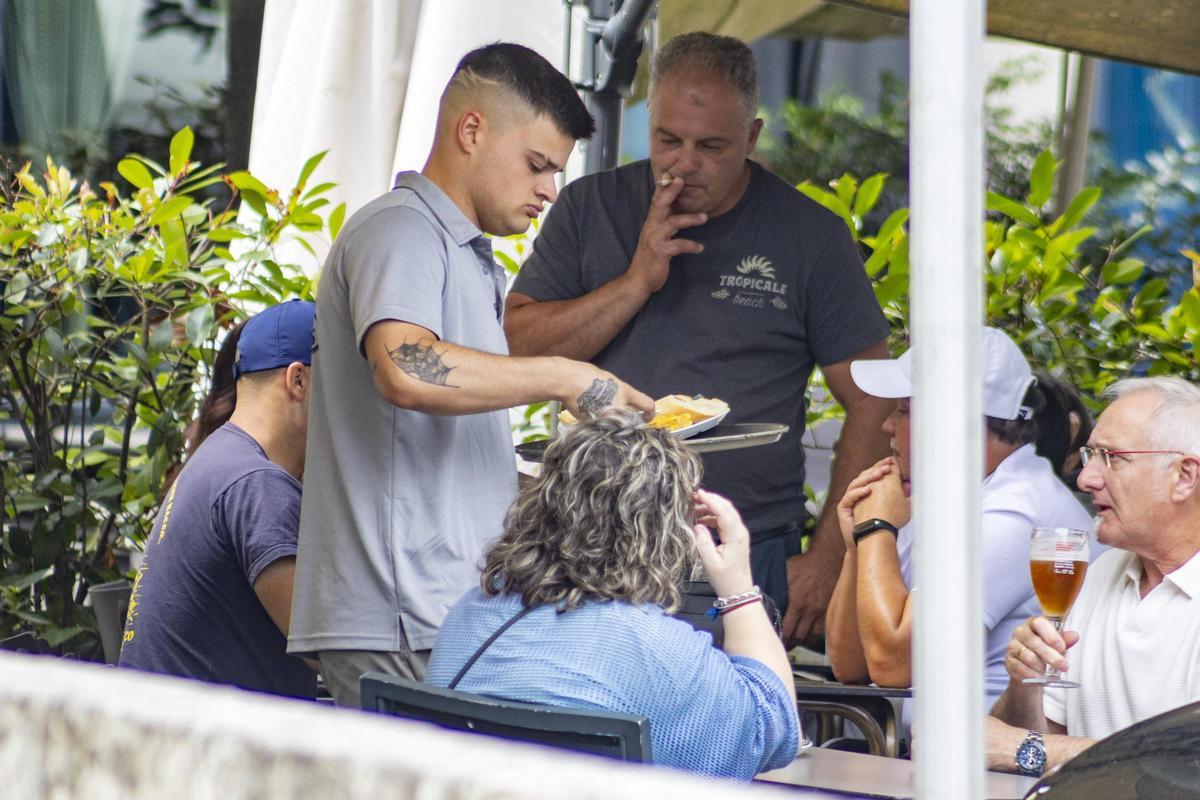 Un camarero atiende una terraza en el casco histórico de Santiago
