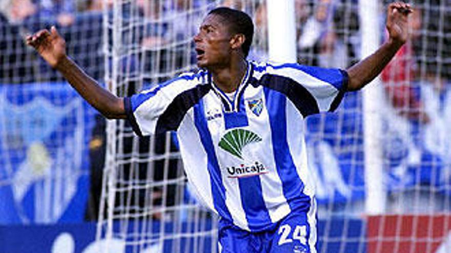 Catanha celebra uno de los 50 goles que metió con la camiseta malaguista en las dos temporadas que jugó en la Costa del Sol.