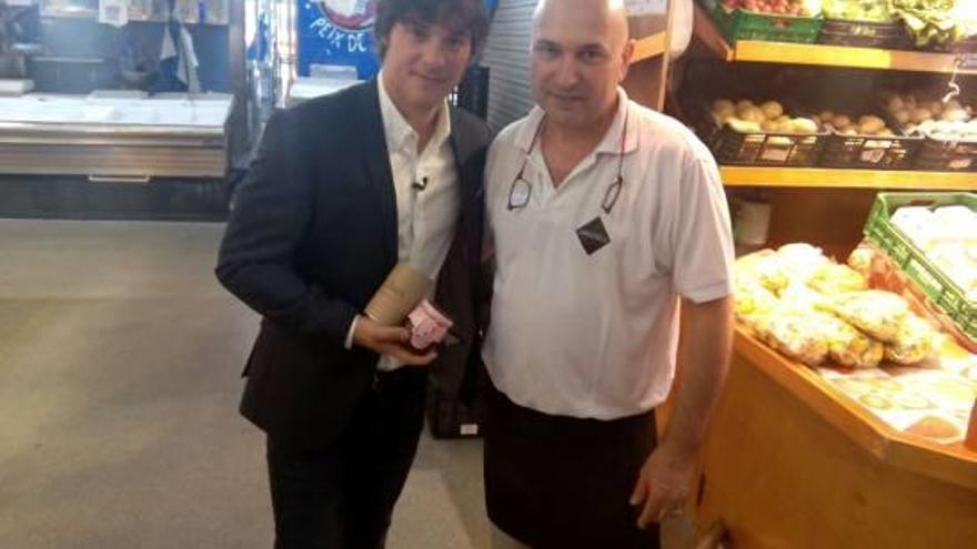 Jordi Cruz amb el carnisser Joan Gironell, durant la seva visita al Mercat del Lleó.