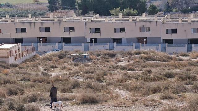 Imagen de la urbanización residencial Villena Hills, en el conflictivo barrio de El Poblao, donde se ocultaba la plantación de «maría». | ÁXEL ÁLVAREZ