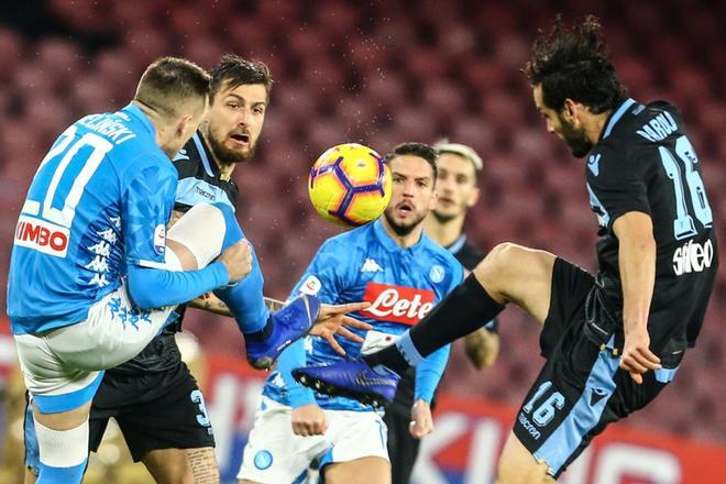 El mediocampista polaco de Napoli, Piotr Zielinski, el defensor italiano de la Lazio, Francesco Acerbi, el delantero belga de Napoli, Dries Mertens y el mediocampista italiano de Lazio, Marco Parolo, van a por la pelota durante el partido de fútbol i