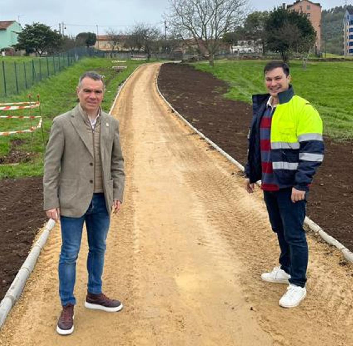 Iván Fernández y Jorge Suárez, ante la senda del prao de la fiesta.
