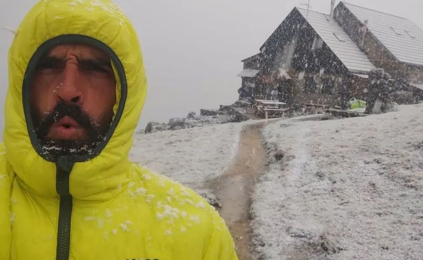 Gonzalo Sánchez, en plena nevada en Collado Jermoso. | Refugio de Collado Jermoso