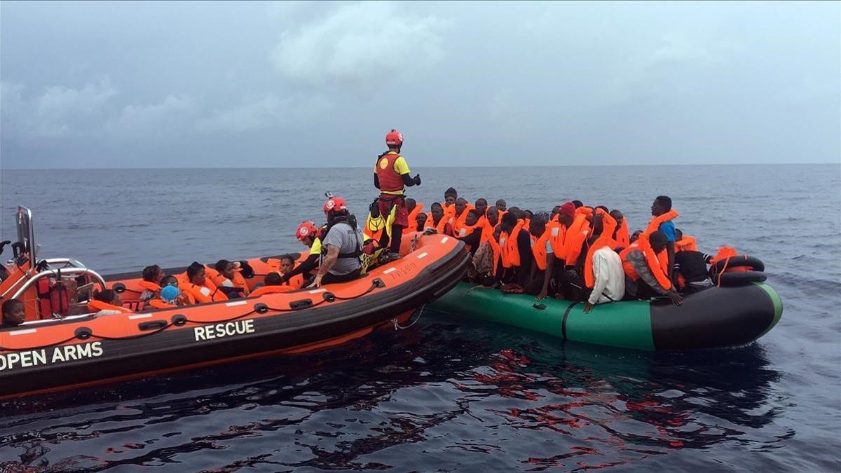 Miembros de la oenegé Proactiva Open Arms rescata a un grupo de migrantes cerca del sur de España