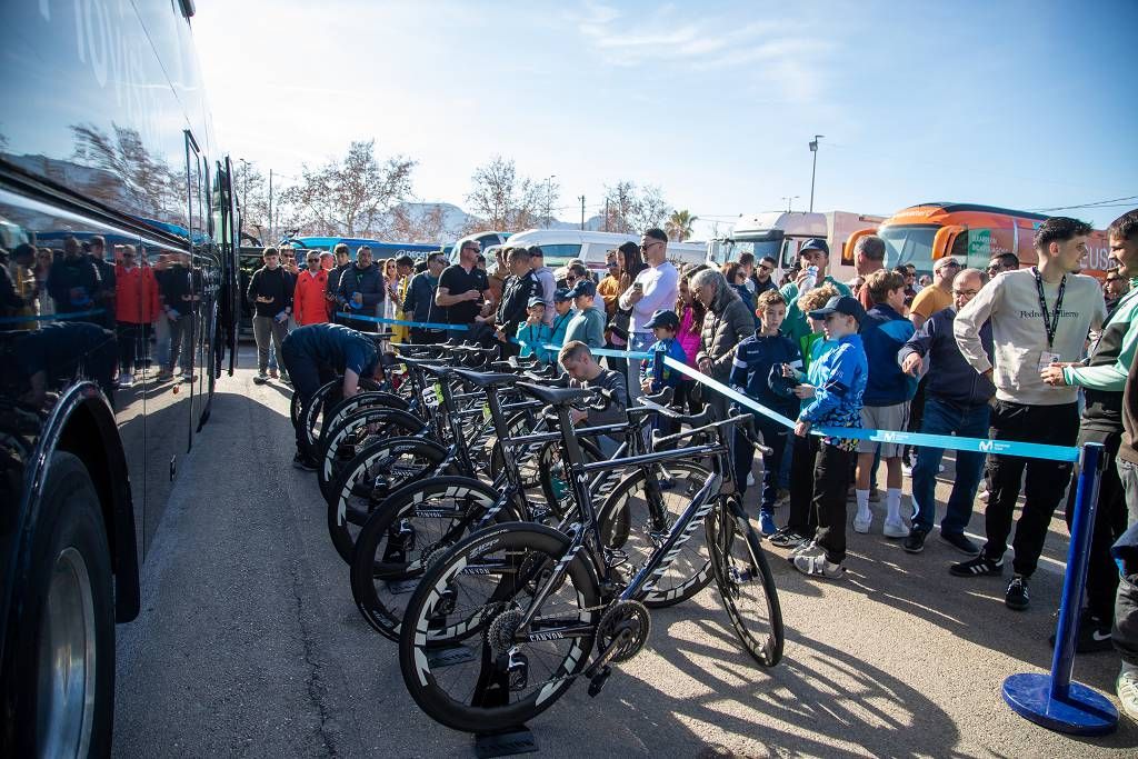 Vuelta Ciclista a Murcia: imágenes de la salida en Jumilla