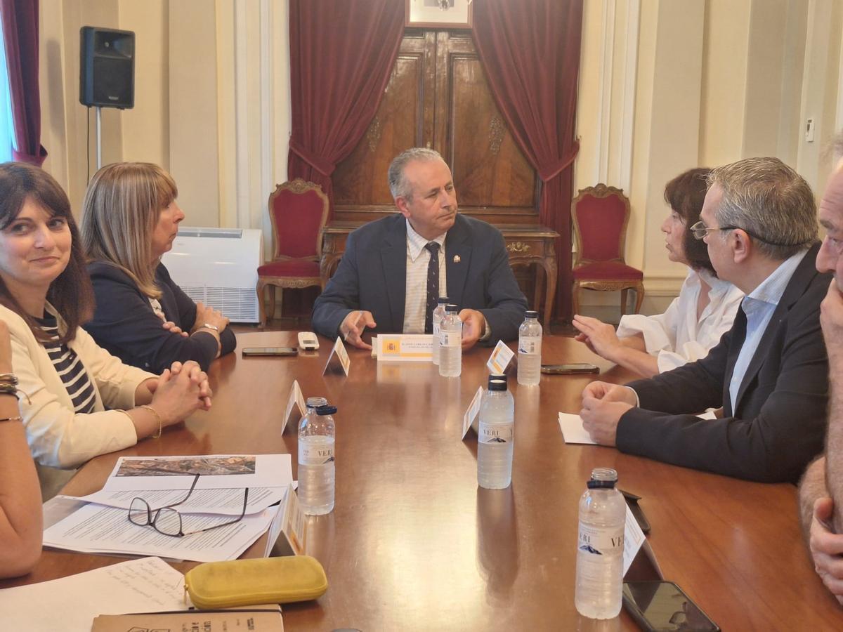 El subdelegado del Gobierno en Huesca, José Carlos Campo, junto a representantes institucionales, sociales y empresariales próximos a Sabiñánigo.