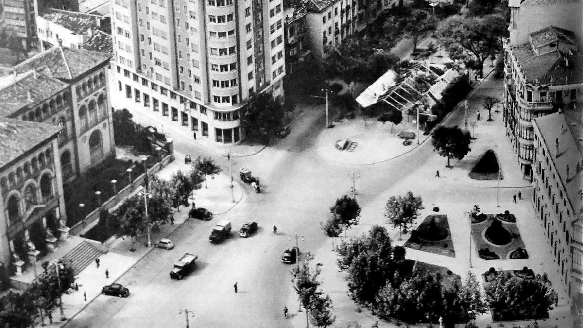 Vista aérea del paseo Pamplona desde la plaza Paraíso, 1957