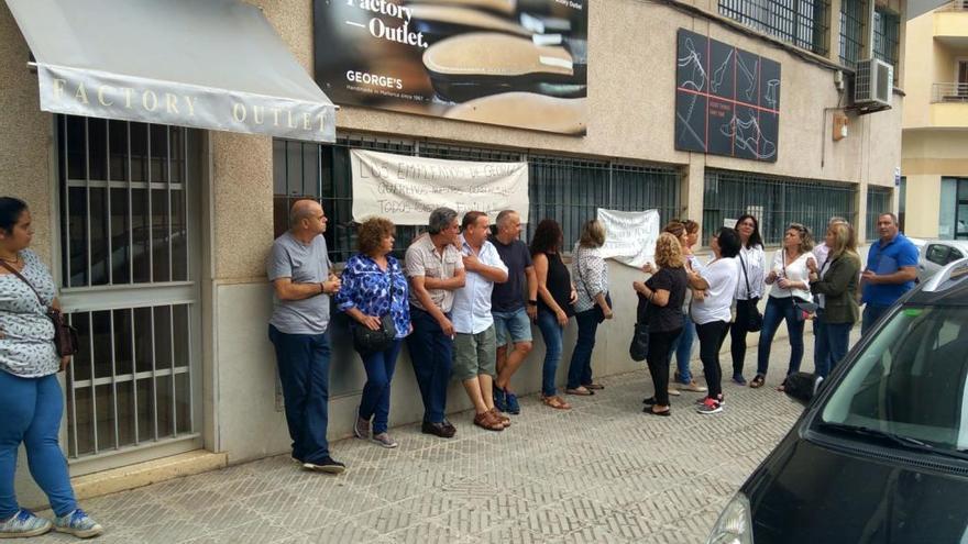 El grupo de trabajadores se concentró a las 10,30 ante las puertas de Calzados George´s.