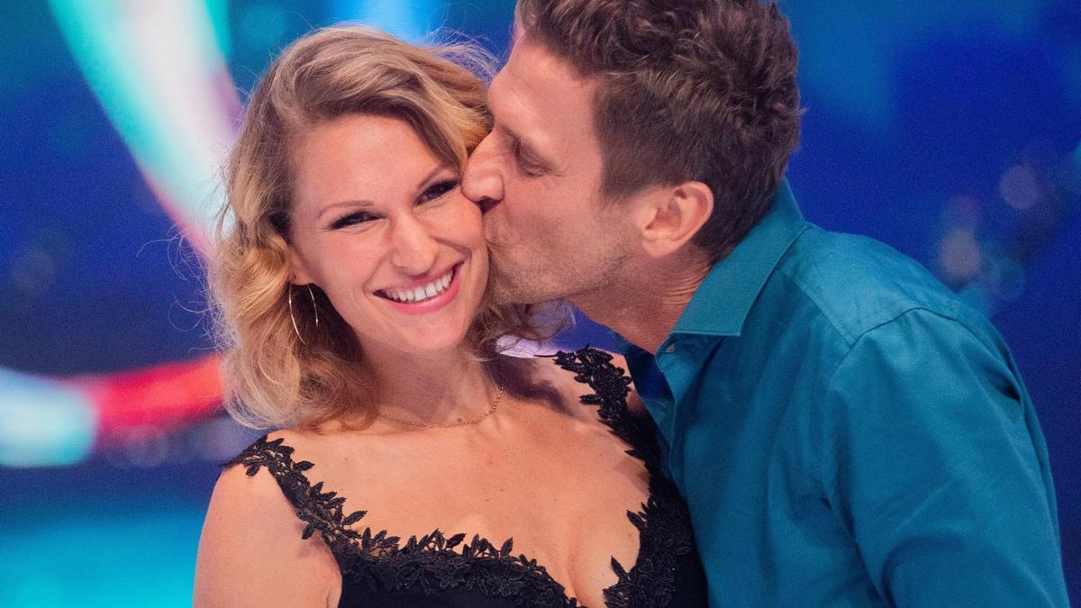 Peer Kusmagk und seine Frau Janni Hönscheid nach einer Livesendung der SAT.1-Show &quot;Dancing on Ice&quot; 2019.