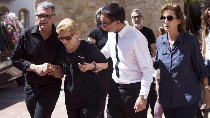 La madre de David Delfín junto a otros familiares, ayer, en Marbella.