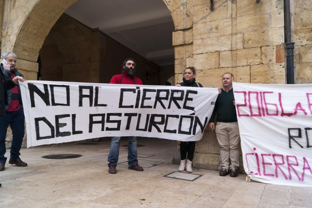 Manifestación de los trabajadores de El Asturcón contra en tripartito