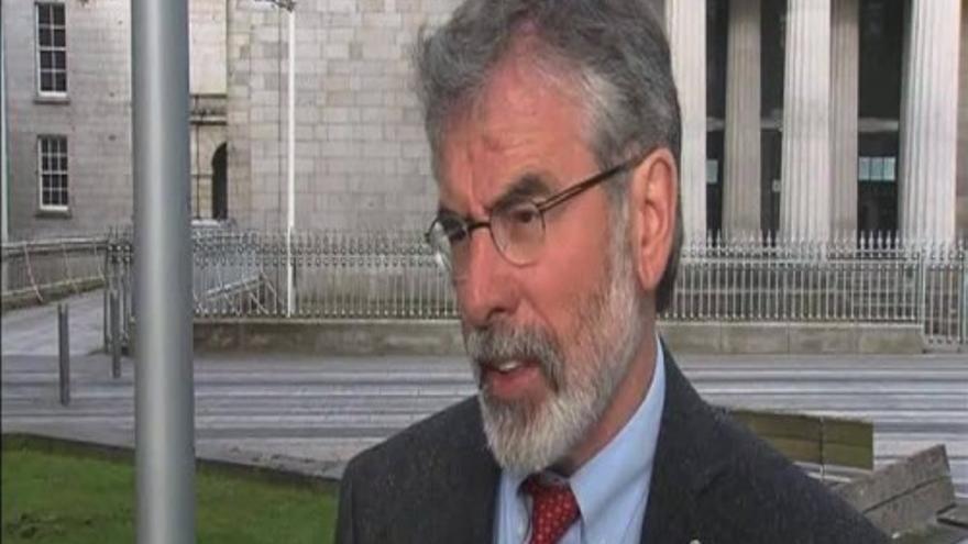 Gerry Adams pasa su tercera noche en prisión