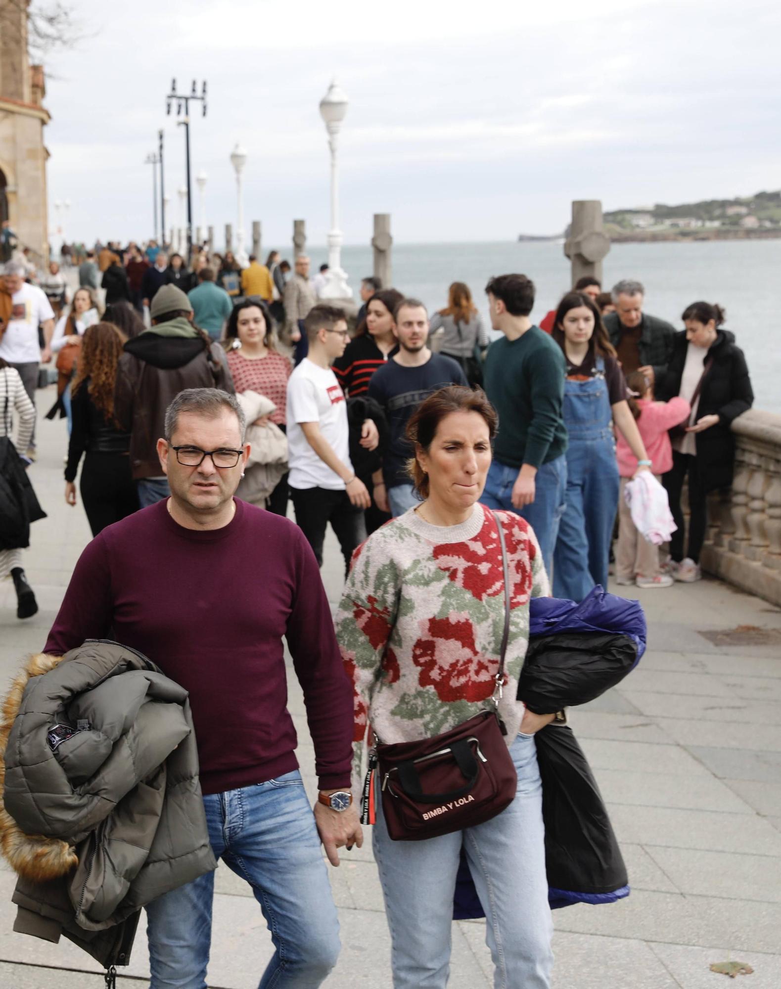 EN IMÁGENES: Asturias y sus visitantes "flipan" a más de 20 grados en Navidad: "Esto no es normal