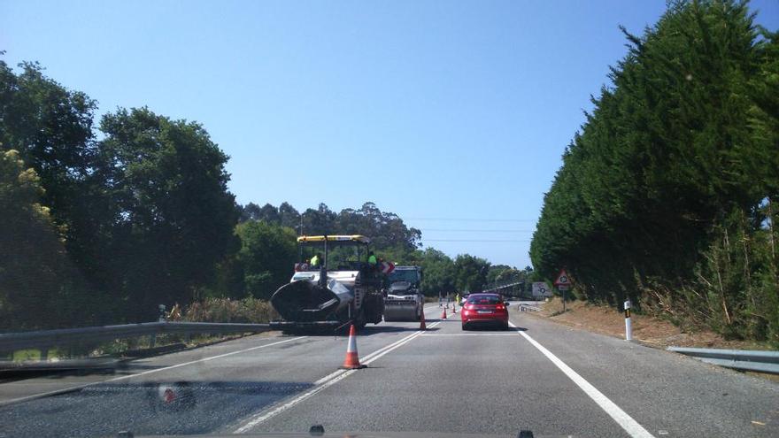 Las máquinas trabajando hoy en el acceso al corredor desde A Rúa, en Cangas.//Santos Álvarez