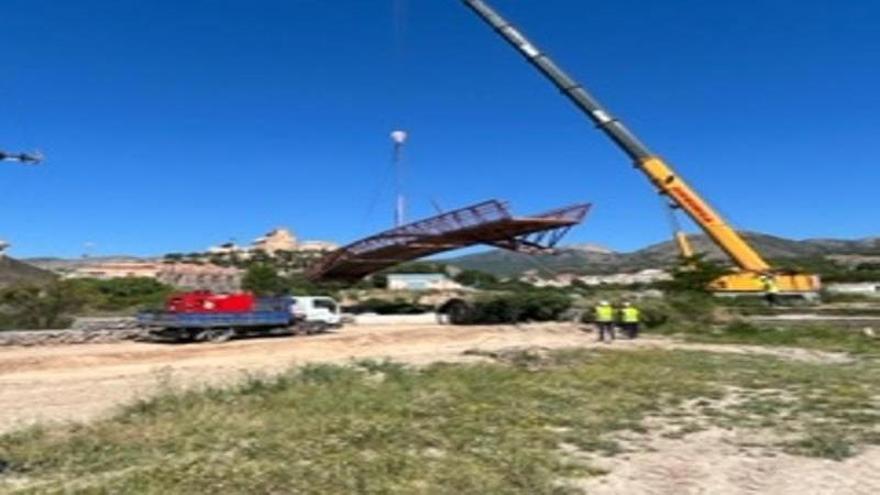 Instalada la nueva pasarela que permitirá a los peregrinos acceder a Caravaca de la Cruz por el barranco de San Jerónimo