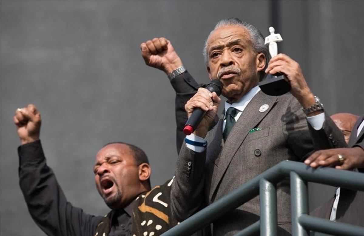  El reverendo Al Sharpton, durante la protesta en el exterior del teatro donde se celebra la gala de los Oscar, por la falta de nominados de raza negra  