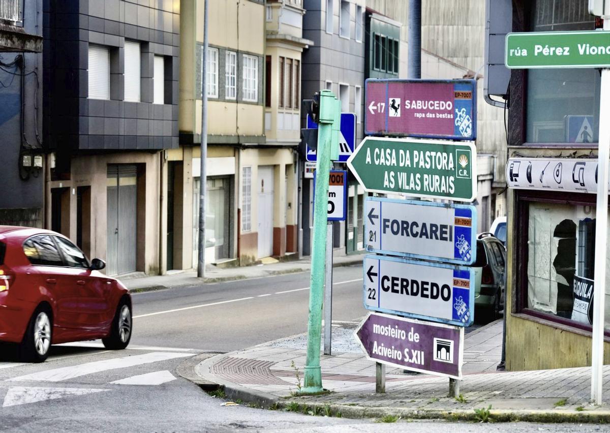 Cartel indicativo hacia Cerdedo en A Estrada.  | BERNABÉ