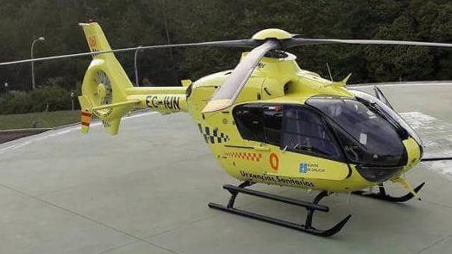 El helicóptero del 061, que se trasladó a Vila de Cruces para evacuar a la herida
