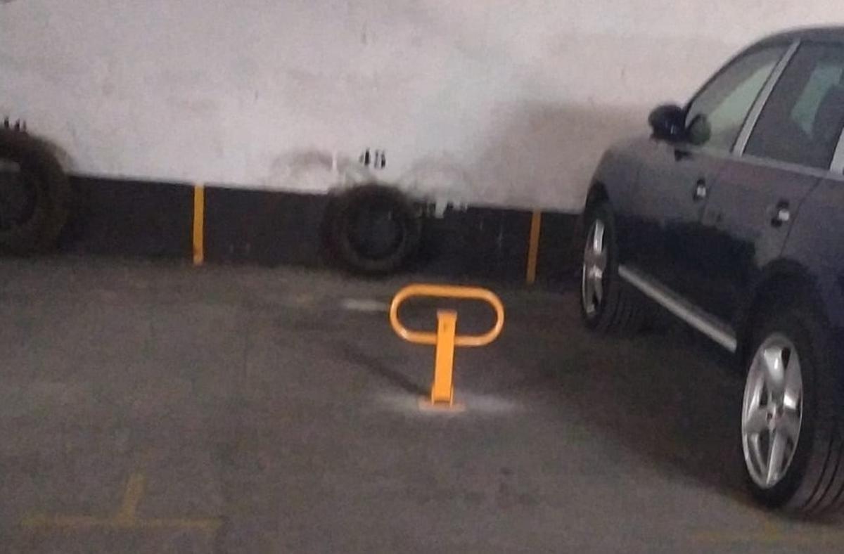 Un cepo en una plaza de garaje