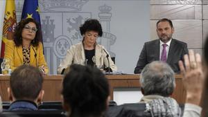 La ministra de Hacienda, María Jesús Montero,  la portavoz del Gobierno, Isabel Celáa,  y el ministro de Fomento,  José Luis Ábalos, durante la rueda de prensa posterior al Consejo de Ministros.