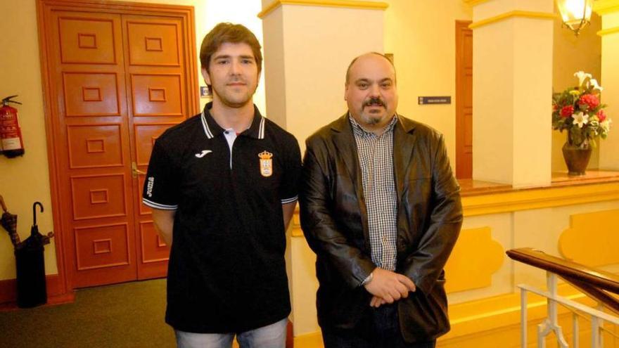José Emilio Álvarez, a la izquierda, junto al técnico, David Miranda.