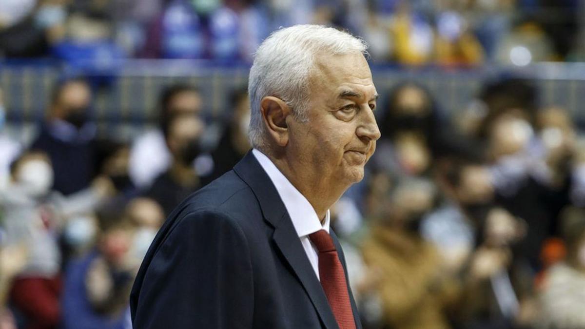 Dragan Sakota observa el partido, ayer en Burgos.