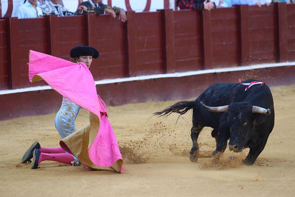 Más de siete mil personas presencian una final del Certamen de Escuelas Taurinas de buen nivel en la que el triunfador fue Miguel Aguilar y en la que también destacó el almeriense Jorge Martínez