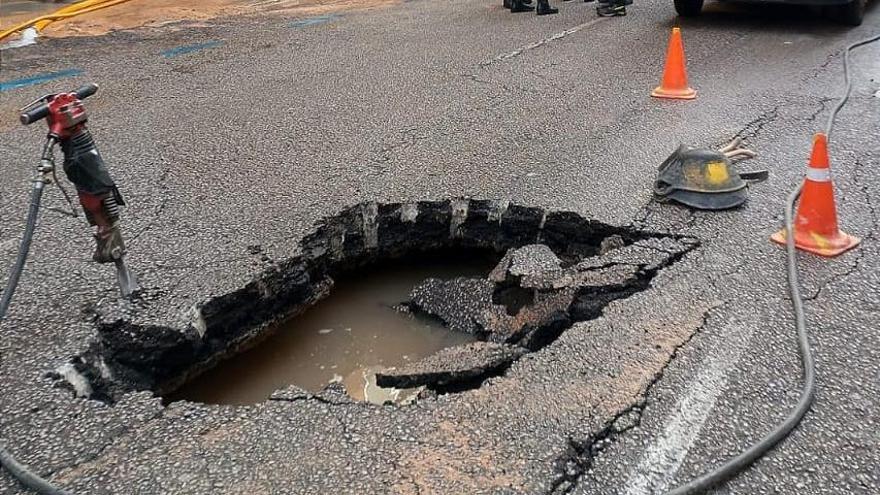 La rotura de una tubería inunda la calle Ramón y Cajal de Palma y deja sin agua a 275 viviendas