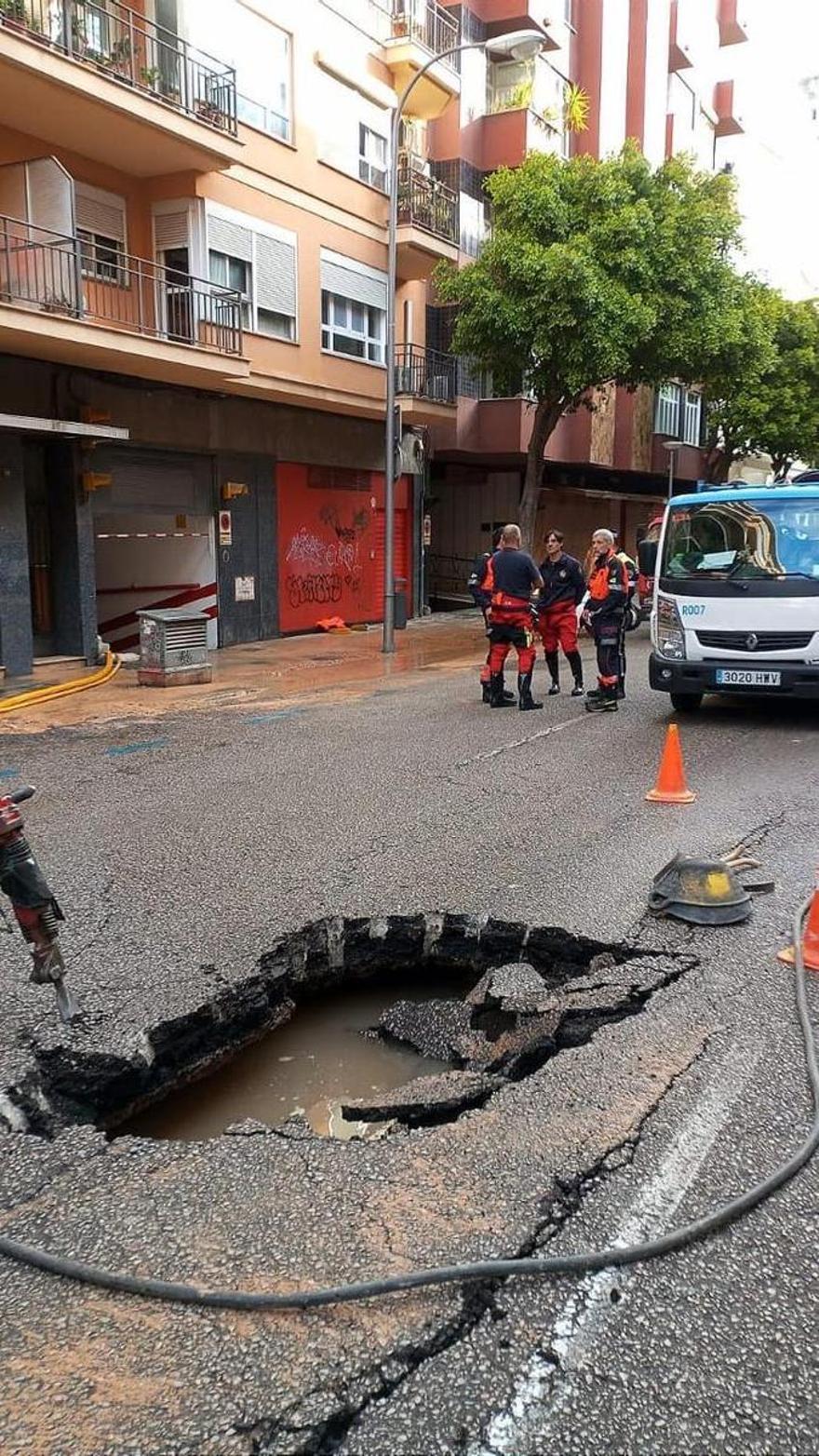 Emaya ha abierto un socavón para arreglar la avería.