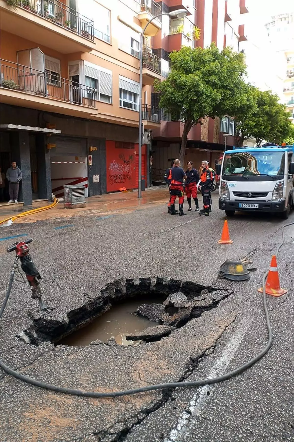 La rotura de una tubería inunda la calle Ramón y Cajal de Palma y deja sin agua a 275 viviendas