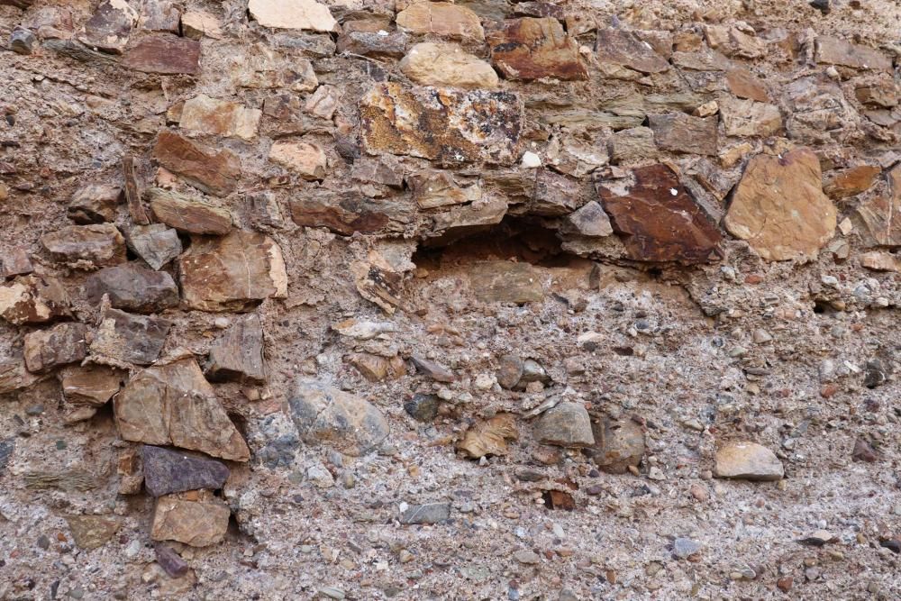 Los castillos de Larache y Cabezo de Torres "se hunden entre la inmundicia", denuncia Huermur