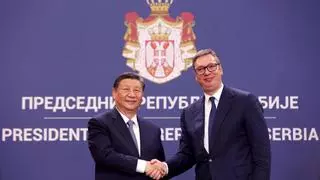 China y Serbia, país candidato a la UE, firman acuerdos estratégicos y exhiben "fiel" sintonía en una visita de Xi Jinping a Belgrado