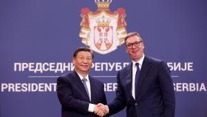 El presidente chino, Xi Jinping, junto al presidente serbio, Aleksandar Vucic, en Belgrado