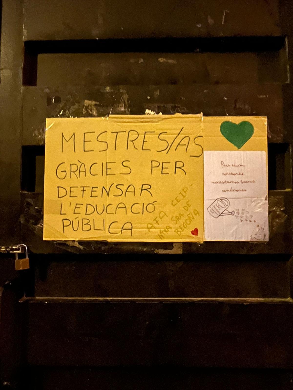Cartel en apoyo a la huelga educativa.
