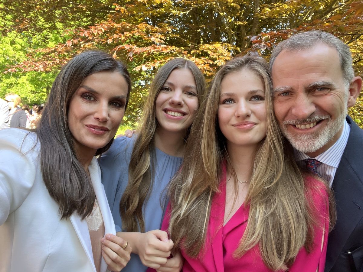El selfie de los reyes con sus hijas en la graduación de Leonor