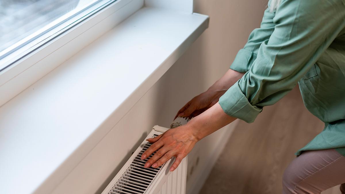 El movimiento que debes hacer a la hora de encender el radiador para ahorrar en la factura sin pasar frío